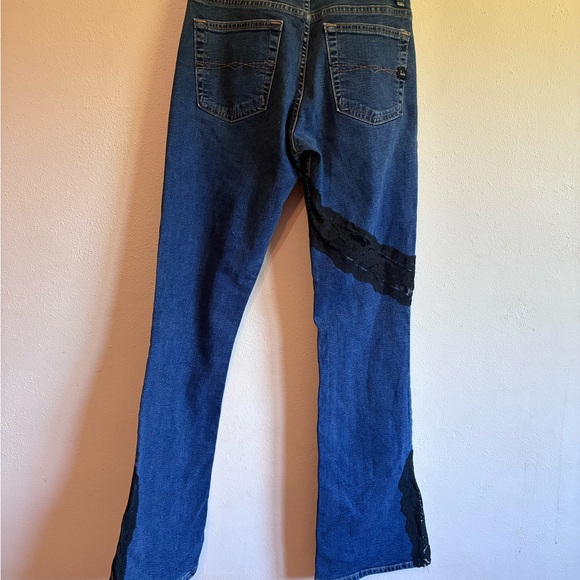 Stylish Blue Flare Jeans with Black Accents - Picture 7 of 14